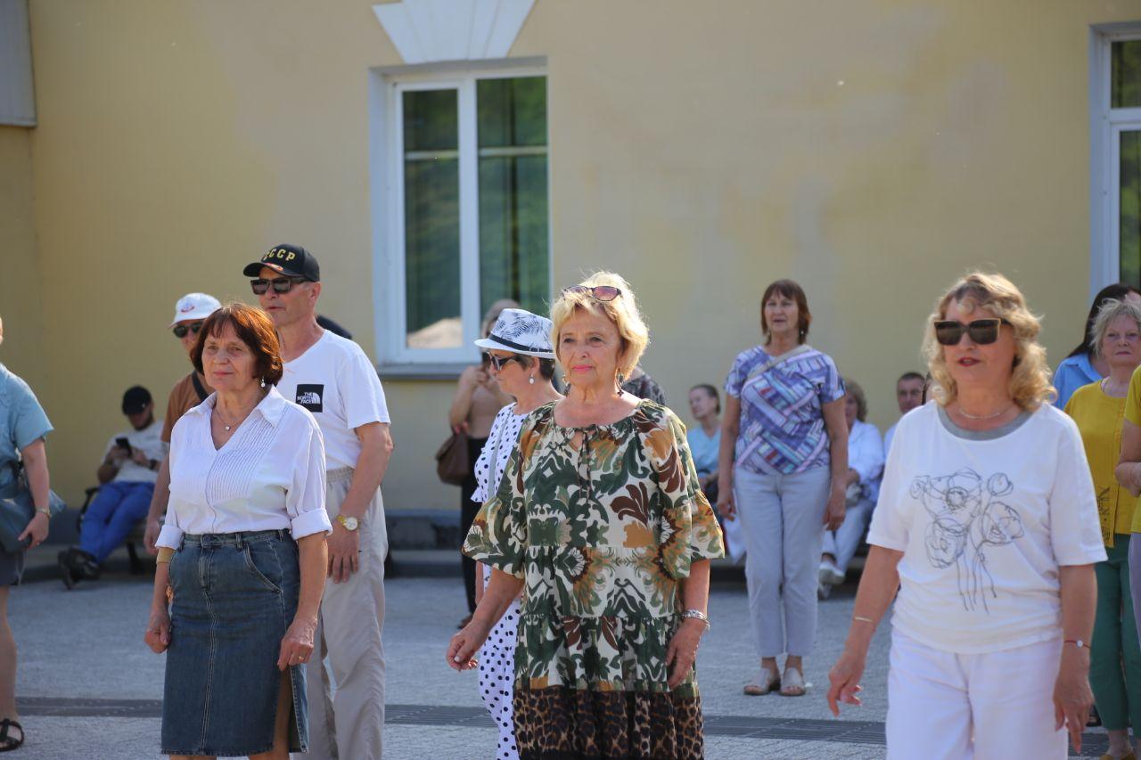 Фото Новосибирцы в Центральном парке учатся танцевать латиноамериканские танцы на день России 2